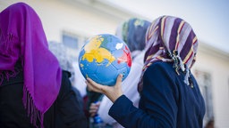 Syrische Frauen mit einem Fußball, der aussieht wie ein Globus