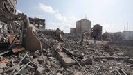 Palästinenser in den Trümmern nach einem Luftangriff der israelischen Armee