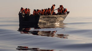 Geflüchtete auf einem Holzboot vor der italienischen Insel Lampedusa