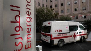 18.09.2024, Libanon, Beirut: Ein Krankenwagen des Libanesischen Roten Kreuzes fährt ins Notaufnahmegebäude des Krankenhauses der Amerikanischen Universität, wo einige der Opfer, die durch ihre explodierten Handfunkgeräte verletzt wurden, behandelt werden