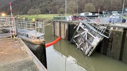 Zerstörtes Schleusentor auf der Mosel nach einem Schiffsunfall