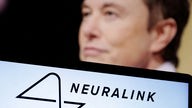 Das Logo von Neuralink, dahinter ist Chef Elon Musk zu sehen