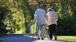 Ältere Frau und älterer Mann gehen spazieren