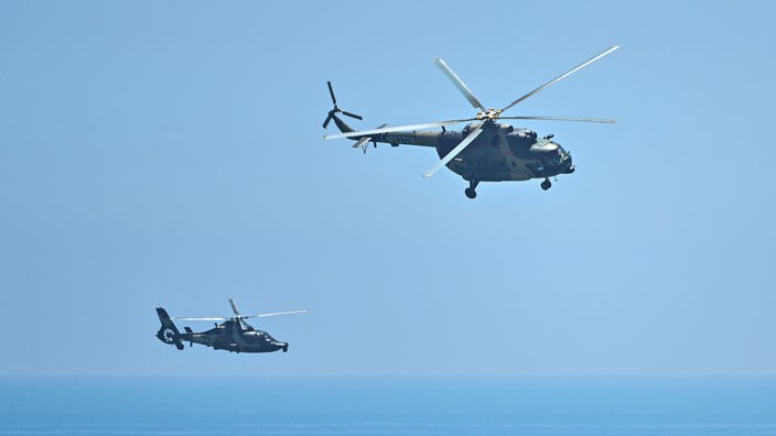 Helikopter des chinesischen Militärs fliegen am 04.08.2022 im Rahmen des chinesischen Militärmanövers vor Taiwan an der chinesischen Pingtan-Insel vorbei