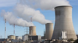 Drei Kühltürme des Atomkraftwerks Tihange