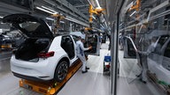 24.05.2023, Sachsen, Zwickau: Ein Modell der neuen Generation des ID.3 wird im Werk von Volkswagen in Zwickau montiert.