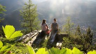 Zwei Frauen machen eine Pause vom Wandern