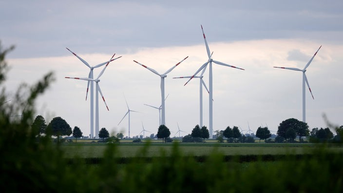 Windkraftanlage in einem Feld bei Bergheim