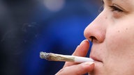 Eine Frau raucht einen Joint. Seit einem halben Jahr ist der Konsum von Cannabis in Deutschland legal.