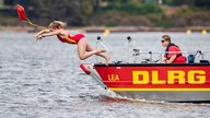 Rettungsschwimmerin der DLRG (Deutsche Lebens-Rettungs-Gesellschaft), springt während einer Übung in den Halterner Stausee.