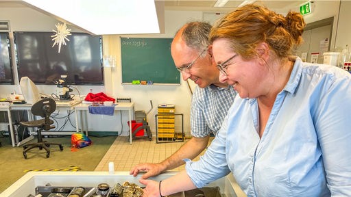 Eva Maria Brodte und Martin Powilleit im Labor.