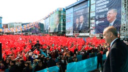  Der türkische Präsident Recep Tayyip Erdogan auf einer Wahlkampfveranstaltung am 21.4.2023 in Istanbul.