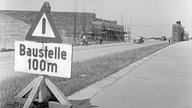 Warnhinweis auf eine Baustelle in 100 Metern bei Bauarbeiten auf der Reichsautobahn, Deutschland 1930er Jahre.