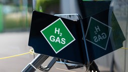 Wasserstoff tanken an einer H2 Wasserstoff-Tankstelle.