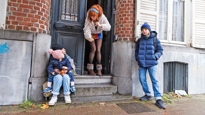 Die Kinder (links: Cypriane Gardin, rechts: Noé Bandevoorde) warten vor der Haustür auf Morgane (Mitte: Audrey Fleurot).