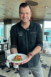 Sternekoch Christian Stum Willms präsentiert in seinem Restaurant einen Teller mit Glasnudelsalat. 