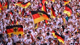 Fanmarsch der deutschen Fans vor dem EM-Spiel gegen Spanien in Stuttgart. 