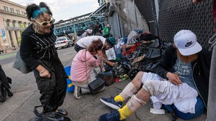 Personen aus der Obdachlosen- und Drogenszene auf einer Straße in Philadelphia. 