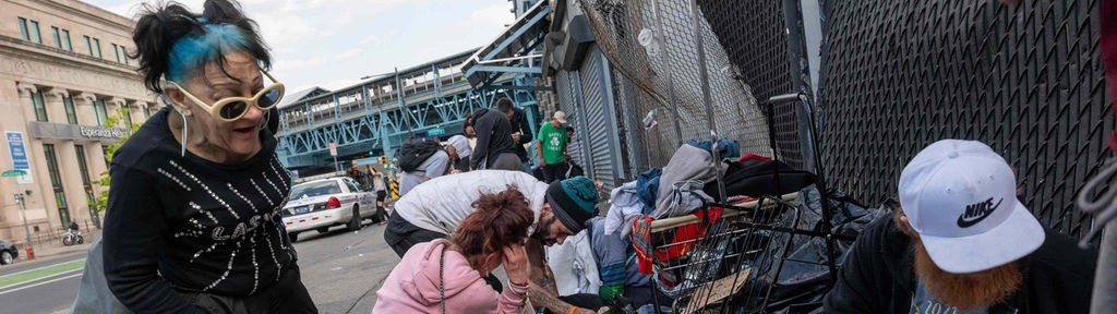 Personen aus der Obdachlosen- und Drogenszene auf einer Straße in Philadelphia. 