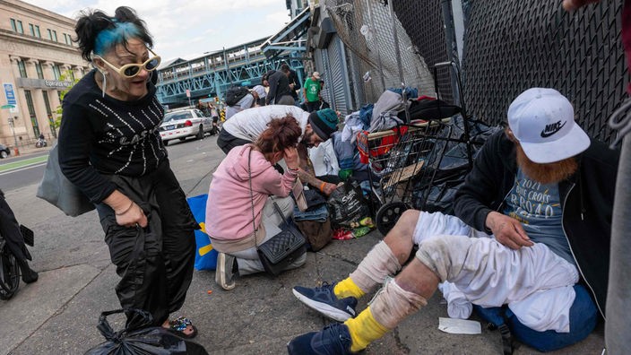 Personen aus der Obdachlosen- und Drogenszene auf einer Straße in Philadelphia. 