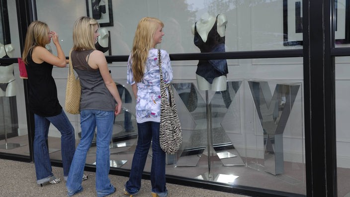 Symbolbild: Jugendliche und Wirtschaft; Freundinnen stehen vor einem Schaufenster