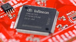 Das Logo von Infineon ist auf einem Chip auf der Platine eines Mikrocontroller-Kits zu sehen.