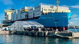 Containerschiff der dänischen Reederei Maersk
