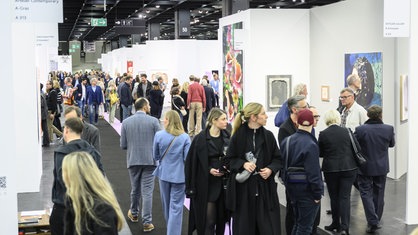 Die Halle 11.2 auf der Artcologne 2023, in der auch Kunst aus dem afrikanischen Raum gezeigt wird.