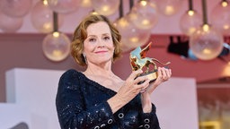 Sigourney Weaver posiert mit ihrem Goldenen Löwen während der  Filmfestspiele Venedig, 2024.