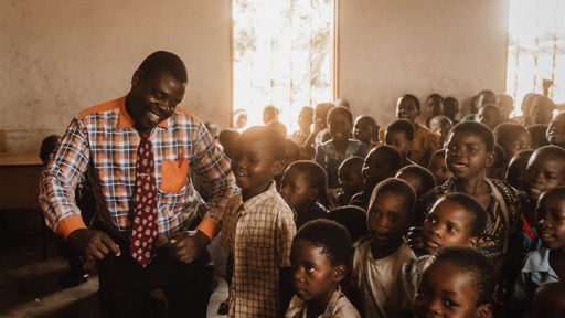Malawi - Schüler mit Lehrer in einer Klasse 