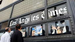 Personen stehen vor dem Eingangsbereich der Los Angeles Times.