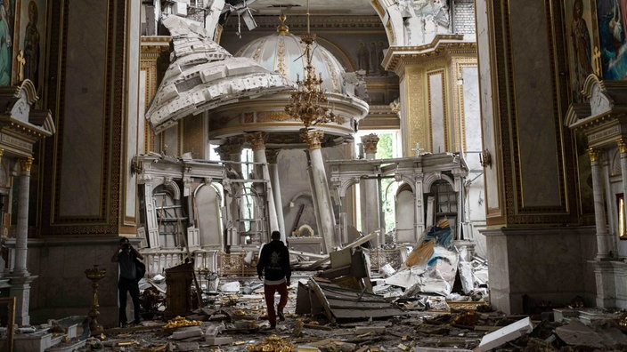 23.07.2023, Ukraine, Odessa: Kirchenmitarbeiter inspizieren die Schäden in der Verklärungskathedrale nach Raketenangriffen.