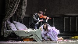 Szene aus "Orpheus in der Unterwelt" mit Andrés Sulbarán (Orpheus) und Elena sancho pereng (Eurydike).