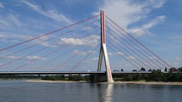 Elegant und ästhetisch überspannt die Fleher Autobahnbrücke den Rheinbogen in Düsseldorf Fleher Brücke und Rhein bei Düsseldorf
