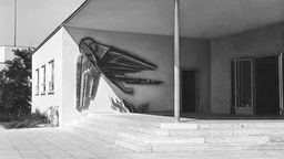 Kalksteinrelief "Phoenix" von Hannes-Schulz-Tattenbach (1953) am Eingang des ehemaligen Bundeshauses Bonn, dem heutigen UN-Campus