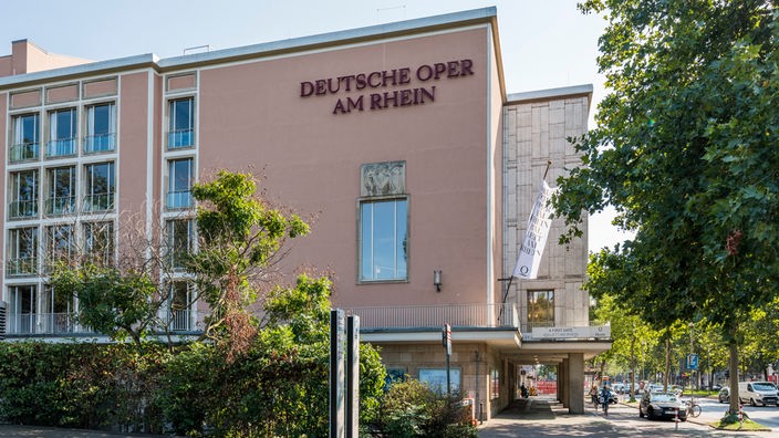 Blick auf die Fassade der Oper am Rhein in Düsseldorf.