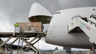 Symbolbild: Eine Frachtmaschine vom Typ Boeing 747-8 wird am Flughafen Frankfurt-Hahn durch den aufgeklappten Rumpf mit Fracht beladen.