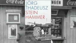 Buchcover "Steinhammer" von Jörg Thadeusz zeigt das schwarz-eißes Foto eines Kiosks vor einer Industrielandschaft.