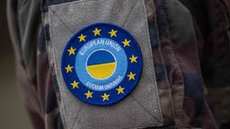 Ein Aufnäher auf dem Arm eines französischen Colonel zeigt den "EUMAM Ukraine"-Aufnäher (EU Military Assistance Mission in support of Ukraine)