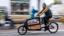  Ernst Schäfer, Mitbegründer des Lastenradverleihs "Rädchen für alles", fährt auf einem Lastenrad durch die Innenstadt von Oldenburg. 