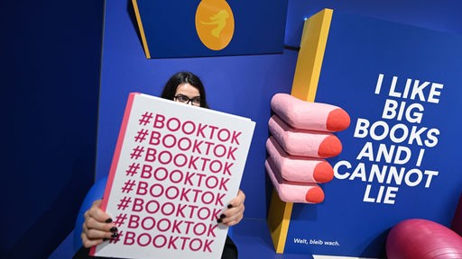 Das Thema Booktok wird auf der Frankfurter Buchmesse am Stand von Thalia in einem Besucherraum visualisiert.