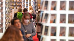 Besucher schauen sich während der Frankfurter Buchmesse  2022 den Stand des Piper Verlags an.