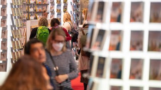 Besucher schauen sich während der Frankfurter Buchmesse den Stand des Piper Verlags an.