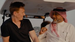 ZDF-Journalist Jochen Breyer interviewt Katars Fußball-WM-Botschafter Khalid Salman.