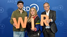 Mark Forster, Idil Baydar und Kai Gniffke beim Fototermin zur ARD-Themenwoche WIR GESUCHT. 