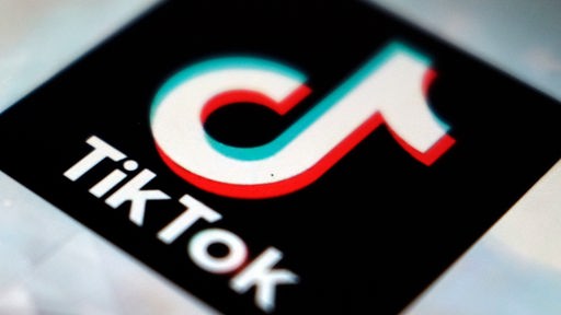 Nahaufnahme des App-Logos von TikTok. 