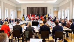 Die Regierungschefs der Bundesländer sitzen während einer Sitzung der Ministerpräsidentenkonferenz im Schloss Herrenhausen.