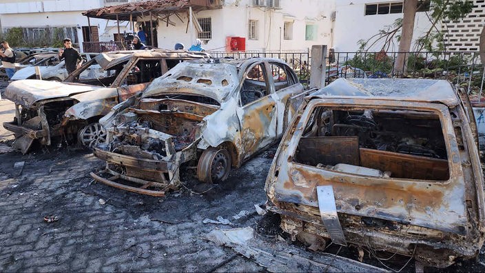 Ausgebrannte Autos auf dem Gelände des Al-Ahli Baptist Hospital im Zentrum von Gaza-Stadt nach einer nächtlichen Explosion.