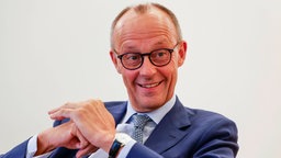 CDU-Chef Friedrich Merz lächelt. 