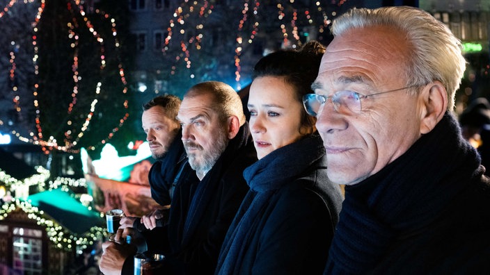 Max Ballauf (Klaus J. Behrendt, r), Natalie Förster (Tinka Fürst 2.v.r.), Freddy Schenk (Dietmar Bär) 2.v.l.) und Norbert Jütte (Roland Riebeling l) - eine Szene aus "Tatort: Des anderen Last"